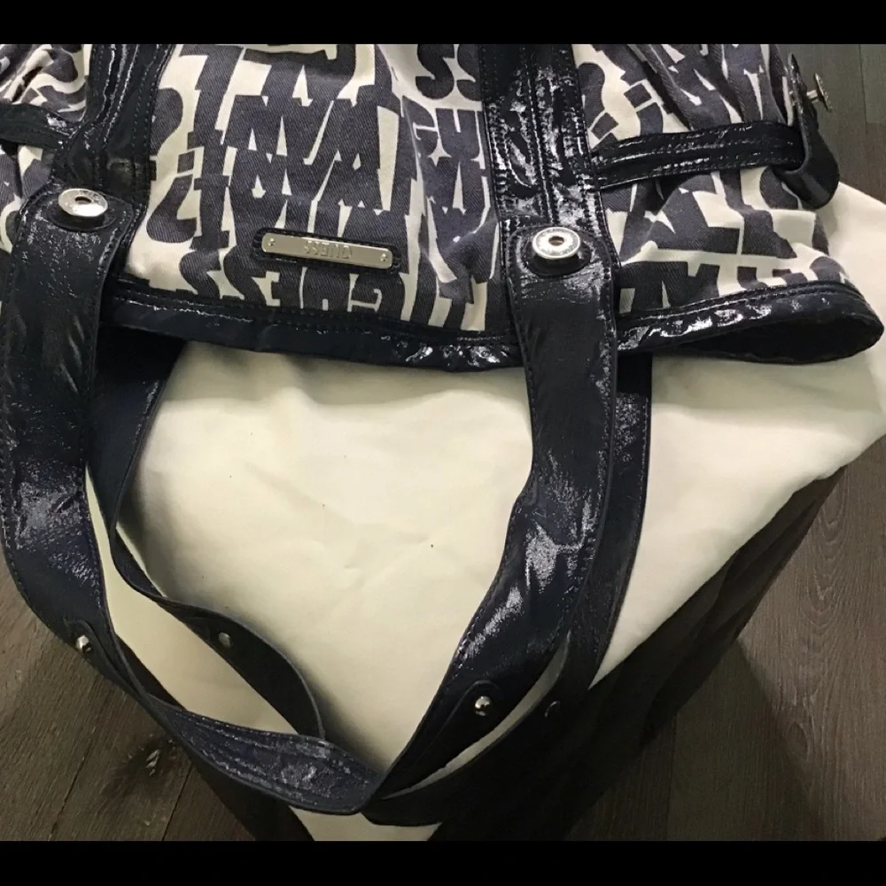Guess Signature Canvas Tote Large